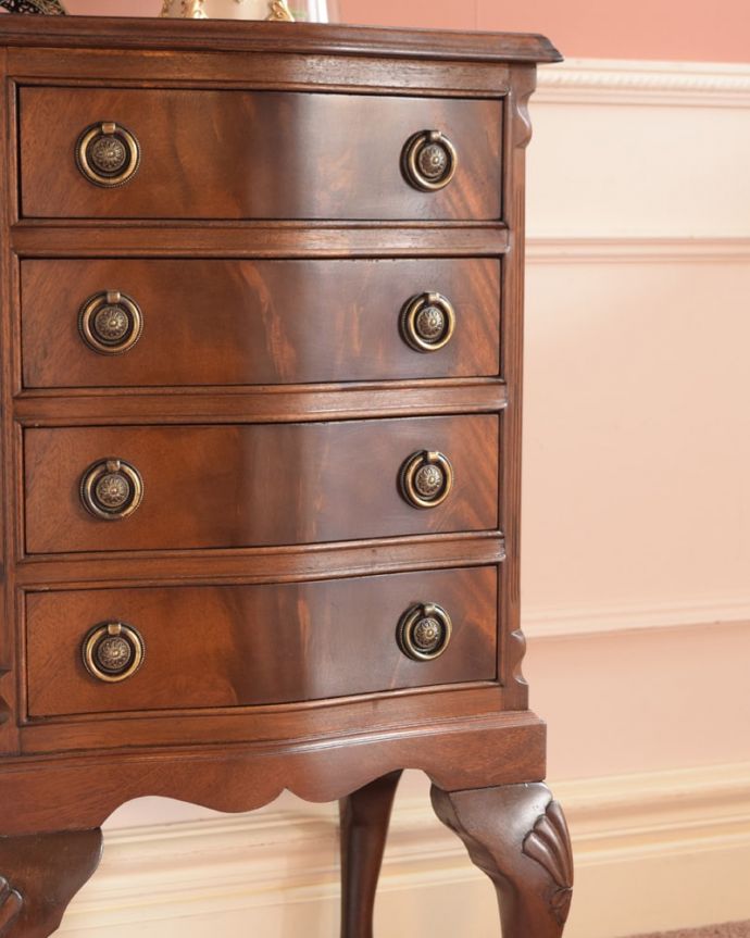 アンティークのチェスト　アンティーク家具　ベッドサイドチェスト。木目で勝負！アンティークだから手に入る素材のよさシンプルなデザインなのに惹きつけられちゃう一番の魅力は、やはり使われている素材。(q-2177-f)