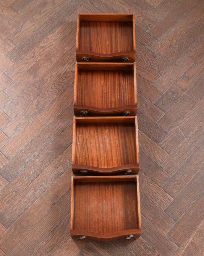 アンティークのチェスト　アンティーク家具　ベッドサイドチェスト。引き出しの中もとってもキレイですチェストで一番きになるのはやはり引き出しの中。(q-2177-f)