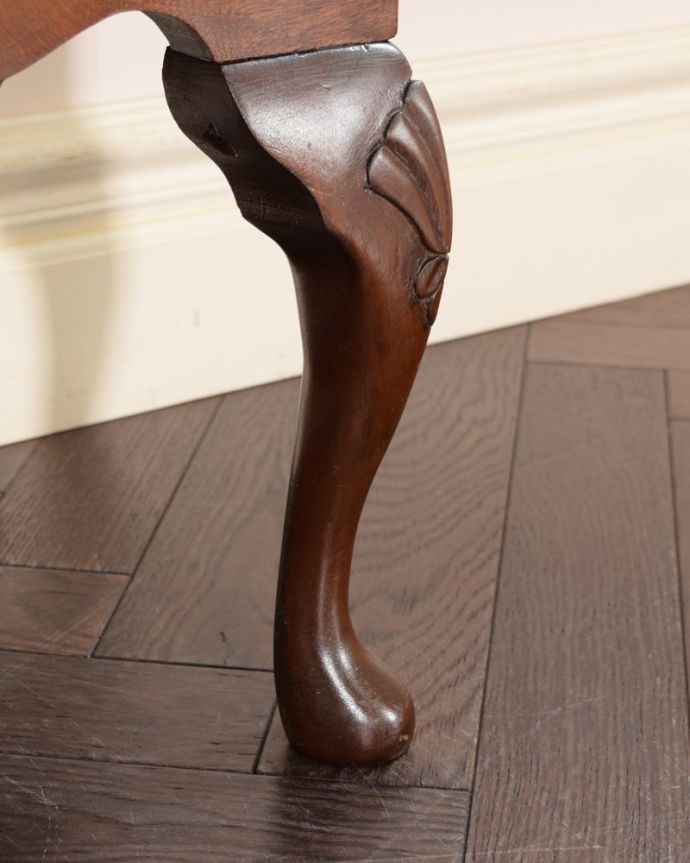 アンティークのチェスト　アンティーク家具　ベッドサイドチェスト。女性1人でラクラク運べちゃう仕掛けHandleのアンティーク家具は、脚の裏にフェルトキーパーをお付けしています。(q-2177-f)