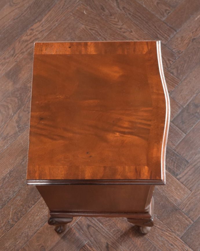 アンティークのチェスト　アンティーク家具　ベッドサイドチェスト。ピカピカに仕上げましたベッドやソファの横でモノを置いて使えるように、修復する時、天板の塗装もキレイに仕上げました。(q-2177-f)