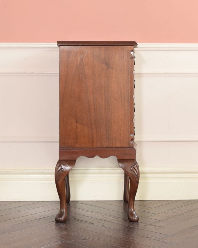 アンティークのチェスト　アンティーク家具　ベッドサイドチェスト。横から見てもキレイですもちろん、横顔だってキレイ！どこから見ても絵になります。(q-2177-f)