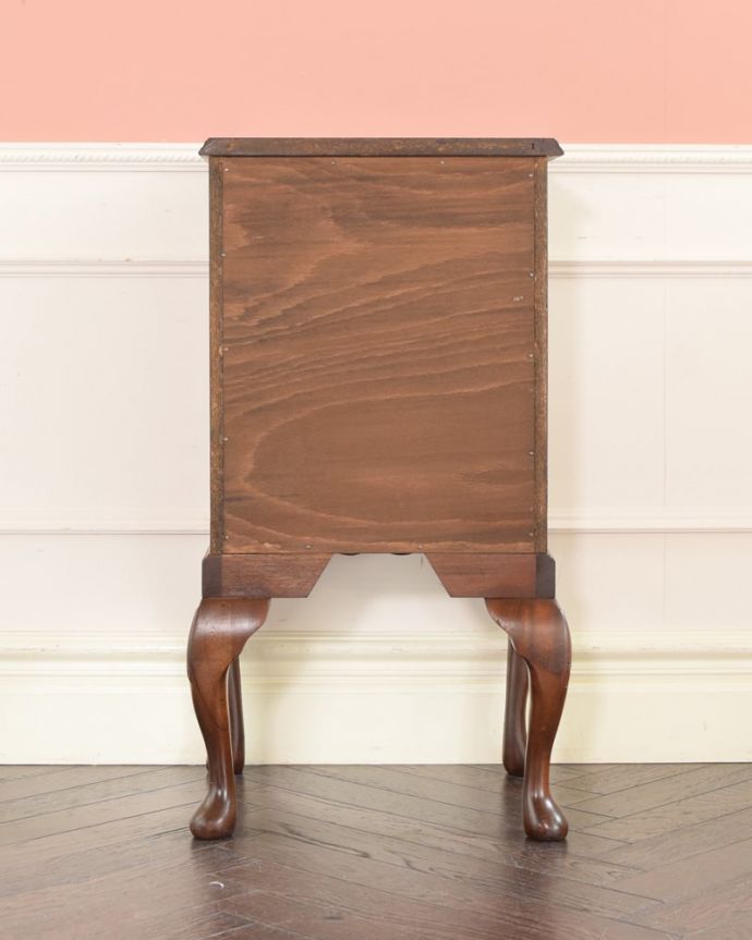 アンティークのチェスト　アンティーク家具　ベッドサイドチェスト。後ろ姿も見て下さいアンティークは新品ではないので、もちろん経年変化によるキズはありますが、専門の職人が修復しました。(q-2177-f)