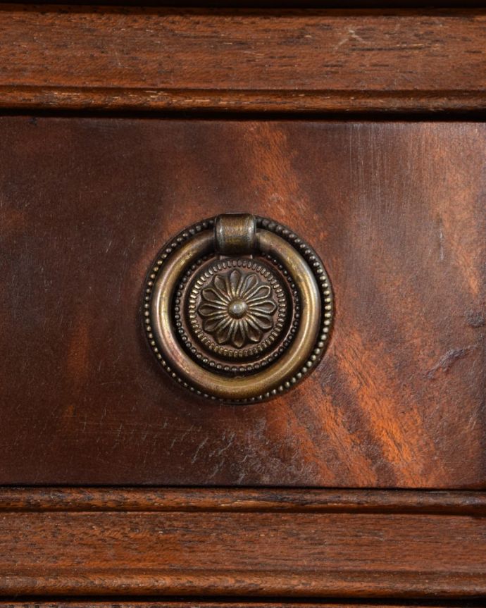 アンティークのチェスト　アンティーク家具　ベッドサイドチェスト。アンティークらしい取っ手取っ手のデザインまで高級感があるアンティーク家具。(q-2177-f)