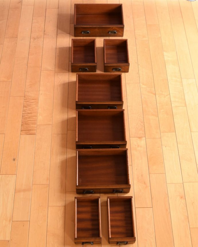 アンティークのチェスト　アンティーク家具　ベッドサイドチェスト。引き出しの中もとってもキレイですチェストで一番気になるのはやはり引き出しの中。(q-2178-f)