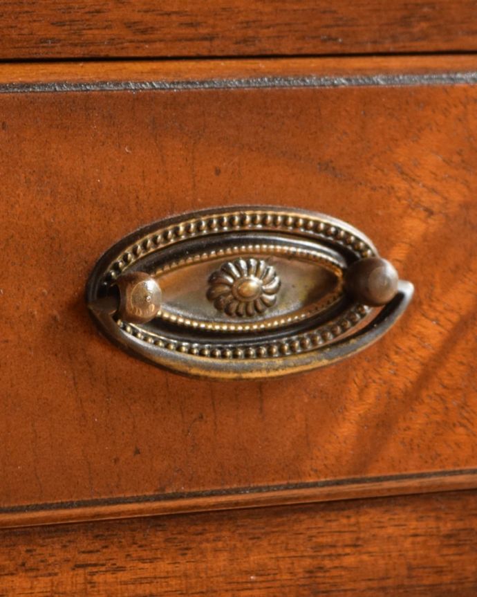 アンティークのチェスト　アンティーク家具　ベッドサイドチェスト。アンティークらしい取っ手取っ手のデザインまで高級感があるアンティーク家具。(q-2178-f)