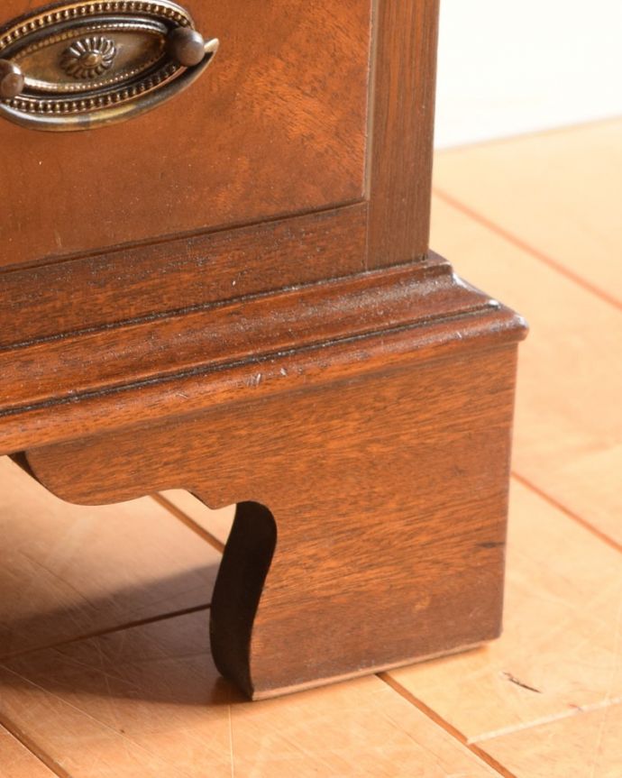 アンティークのチェスト　アンティーク家具　ベッドサイドチェスト。女性1人でラクラク運べちゃう仕掛けHandleのアンティーク家具は、脚の裏にフェルトキーパーをお付けしています。(q-2178-f)