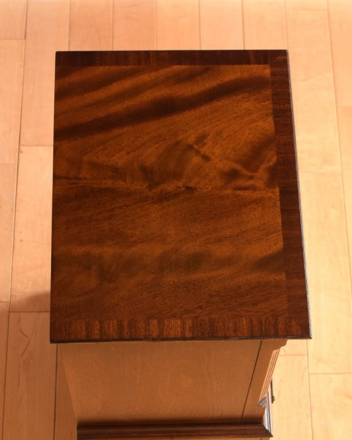 アンティークのチェスト　アンティーク家具　ベッドサイドチェスト。ピカピカに仕上げましたベッドやソファの横でモノを置いて使えるように、修復する時、天板の塗装もキレイに仕上げました。(q-2178-f)