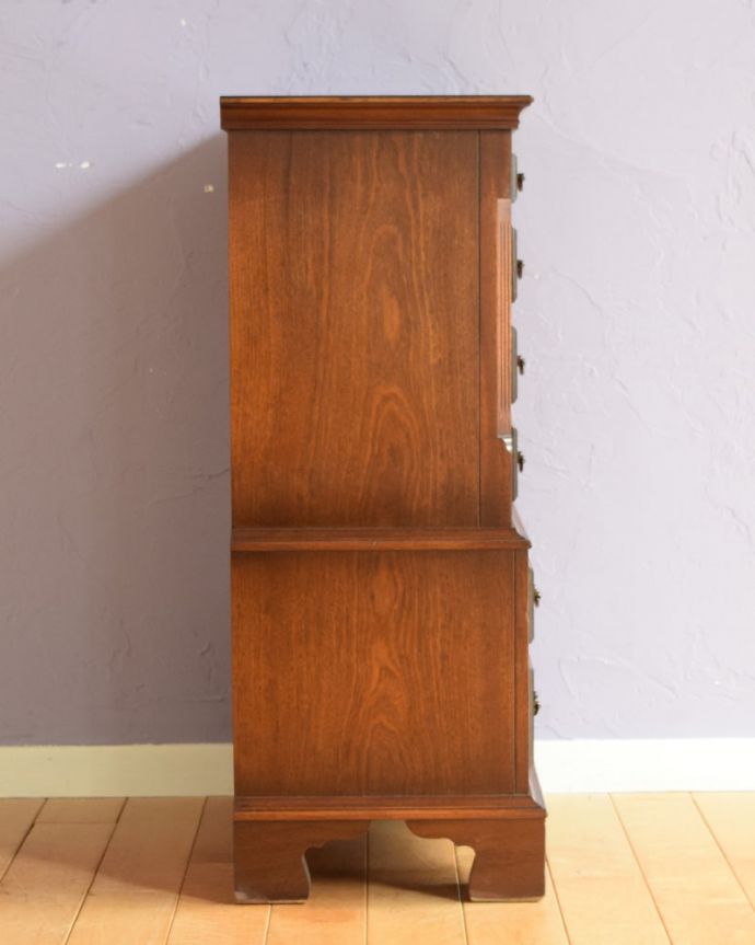 アンティークのチェスト　アンティーク家具　ベッドサイドチェスト。横から見てもキレイですもちろん、横顔だってキレイ！どこから見ても絵になります。(q-2178-f)