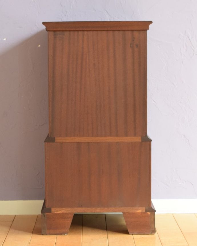 アンティークのチェスト　アンティーク家具　ベッドサイドチェスト。後ろ姿も見て下さいアンティークは新品ではないので、もちろん経年変化によるキズはありますが、専門の職人が修復しました。(q-2178-f)