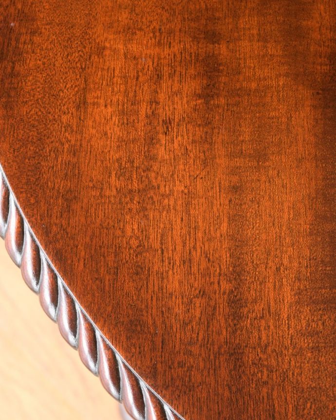 アンティークのテーブル アンティーク家具 ティーテーブル 近づいて見てみると・・・アンティークでしか手に入れることが出来ない美しい木目も魅力です。(q-2179-f)