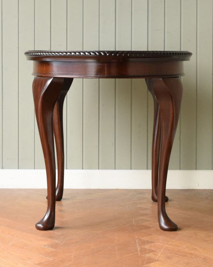 アンティークのテーブル アンティーク家具 ティーテーブル 真横から見ると・・・脚のフォルムも、こんな感じで美しいです。(q-2179-f)