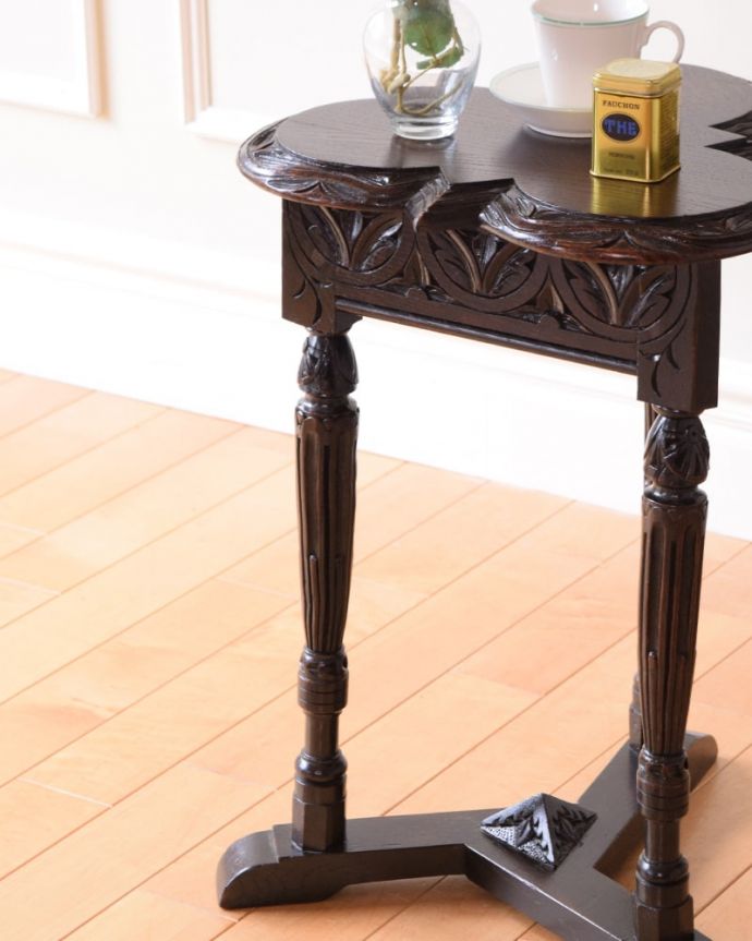 アンティークのテーブル　アンティーク家具　サイドテーブル　間違いなし！英国アンティーク定番のデザイン英国アンティークらしい定番のデザインは初めての方にもおススメの間違いのない美しさです。(q-2180-f)