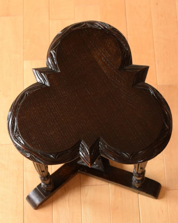 アンティークのテーブル　アンティーク家具　サイドテーブル　キレイに修復しましたやっぱり気になるテーブルの天板。(q-2180-f)