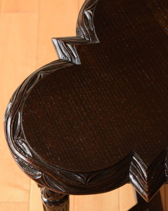 アンティークのテーブル　アンティーク家具　サイドテーブル　近づいて見てみると･･･天板を見てみるとこんな感じです。(q-2180-f)