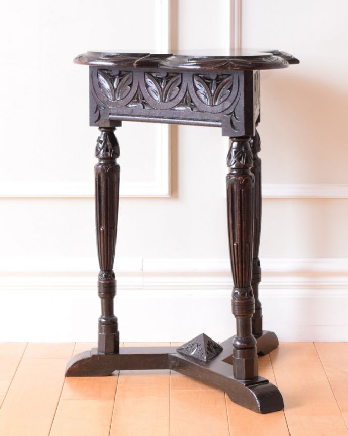 アンティークのテーブル　アンティーク家具　サイドテーブル　クルッと回転。(q-2180-f)