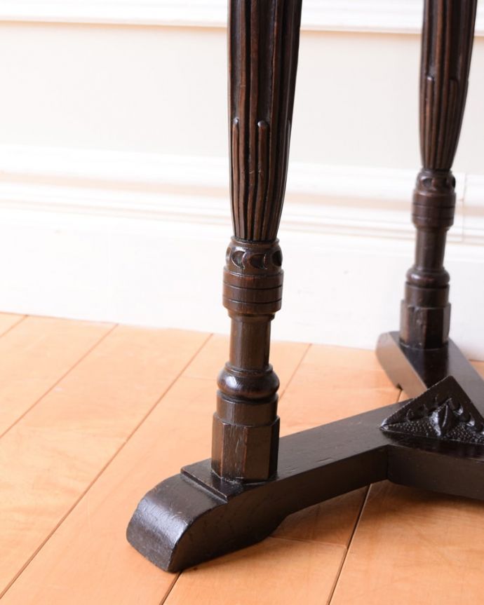 アンティークのテーブル　アンティーク家具　サイドテーブル　持ち上げなくても大丈夫！Handleのアンティークは、脚の裏にフェルトキーパーをお付けしています。(q-2180-f)