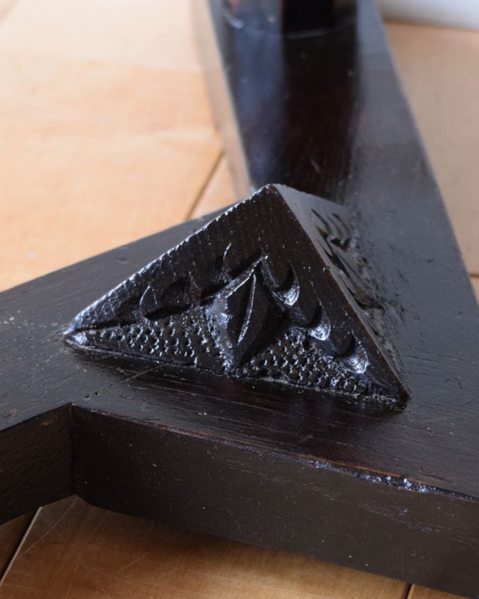 アンティークのテーブル　アンティーク家具　サイドテーブル　脚元と装飾(q-2180-f)