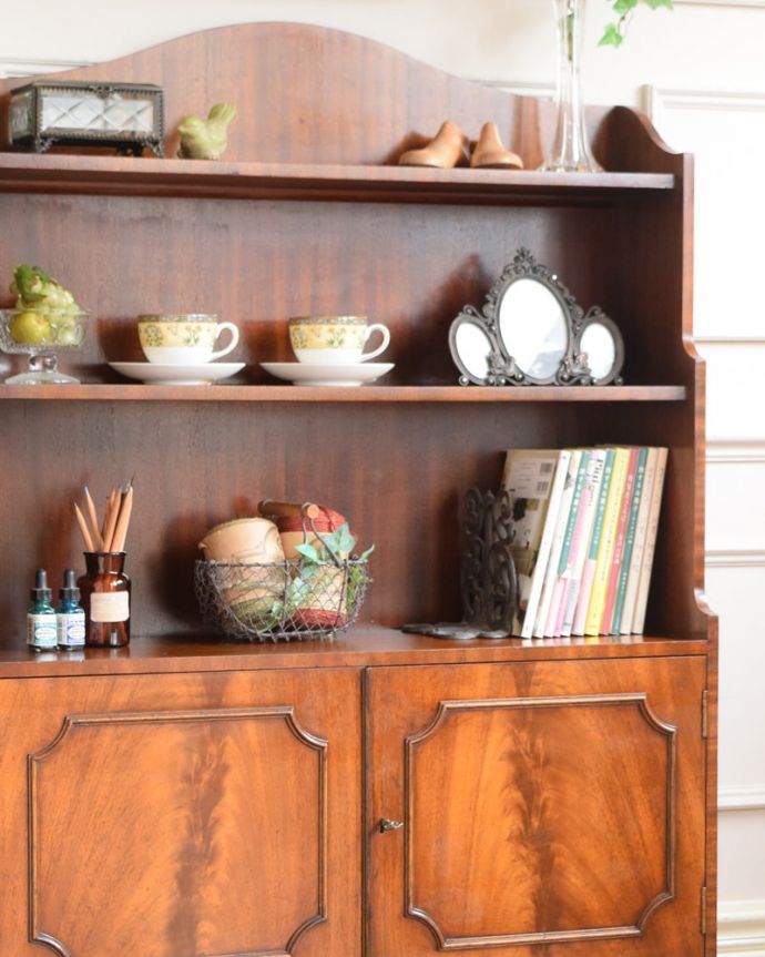 アンティークのキャビネット アンティーク家具 ブックシェルフ 扉収納も付いている実力派オープン棚だけじゃなく扉も付いているので、見た目もアンティークらしさたっぷりの美しさ。(q-2181-f)