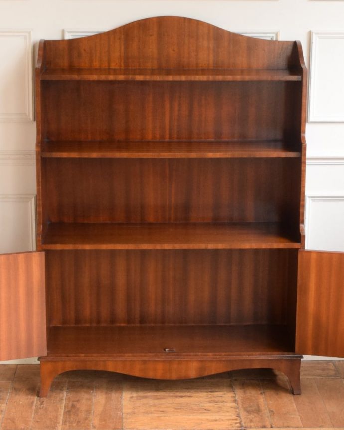 アンティークのキャビネット アンティーク家具 ブックシェルフ 扉の中を開けみると・・・閉じれば見えない扉の中も、もちろん専門の職人がキレイに修復しました。(q-2181-f)