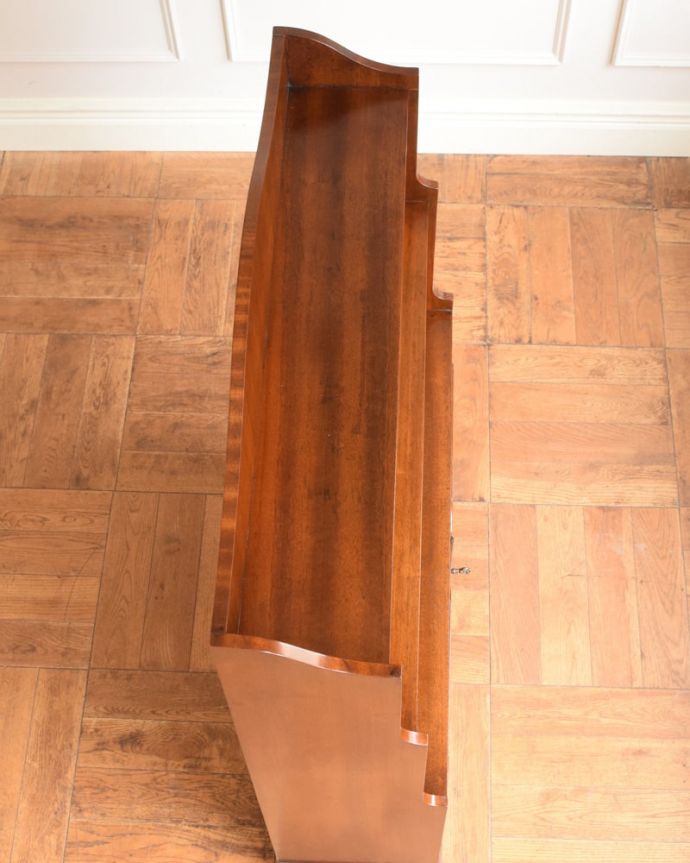 アンティークのキャビネット アンティーク家具 ブックシェルフ 上から見てみると・・・天板の塗装も修復の際、もちろんキレイにお直ししました。(q-2181-f)