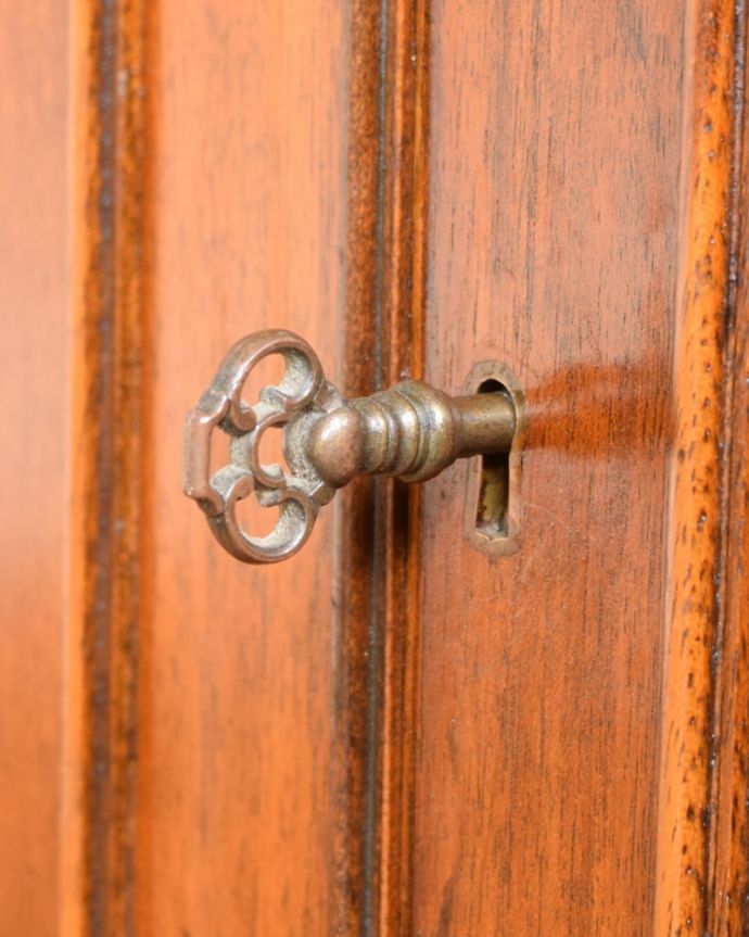 アンティークのキャビネット アンティーク家具 ブックシェルフ 大切なものも安心ですカギが付いているので、大切なものも収納することが出来ます。(q-2181-f)