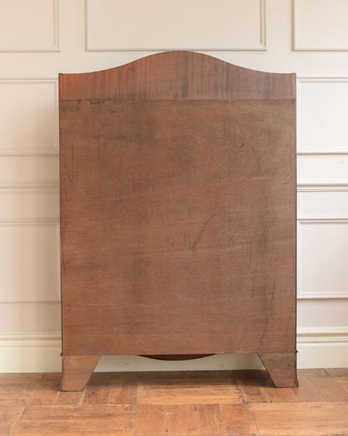 アンティークのキャビネット アンティーク家具 ブックシェルフ 後ろ姿もチェックして下さいアンティークは新品ではないので、経年変化によるキズはありますが、専門の職人がキレイにお直しをしているので、後ろ姿までキレイです。(q-2181-f)