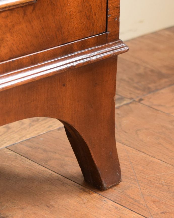 アンティークのキャビネット アンティーク家具 ブックシェルフ 女性1人でラクラク運べちゃうんですHandleのアンティークは、脚の裏にフェルトキーパーをお付けしています。(q-2181-f)