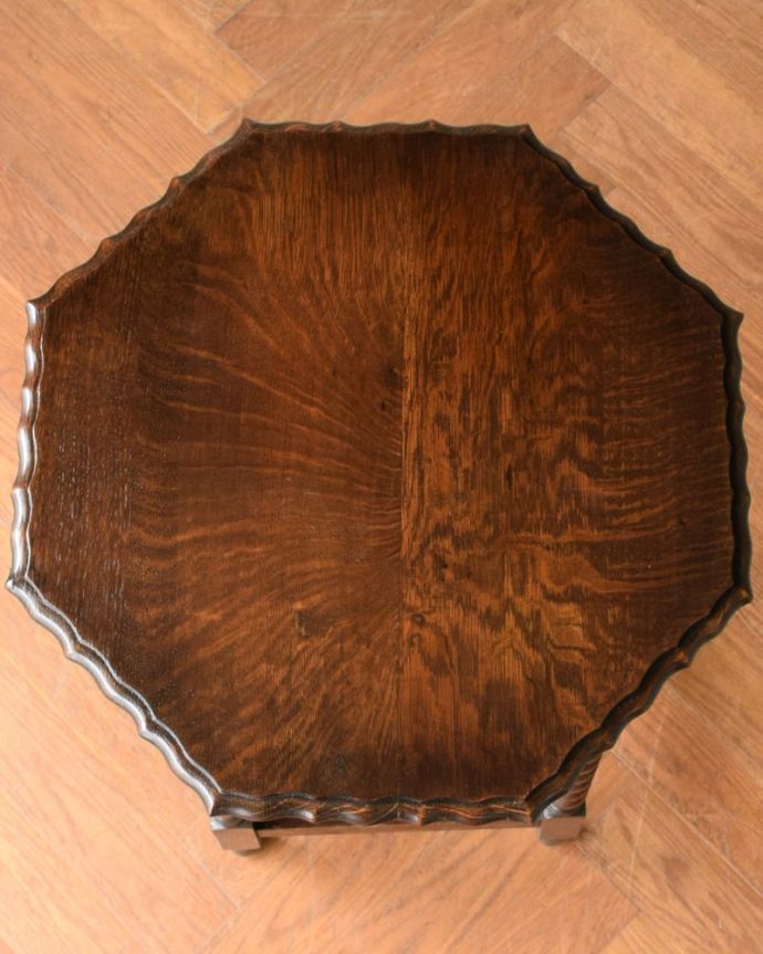 アンティークのサイドテーブルの天板