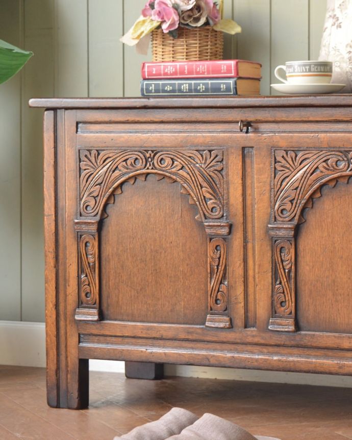 ブランケットボックス・収納ボックス　アンティーク家具　ブランケットボックス　アンティークらしい彫りの美しさが魅力豪華な彫りの美しさがアンティークらしい雰囲気。(q-2183-f)