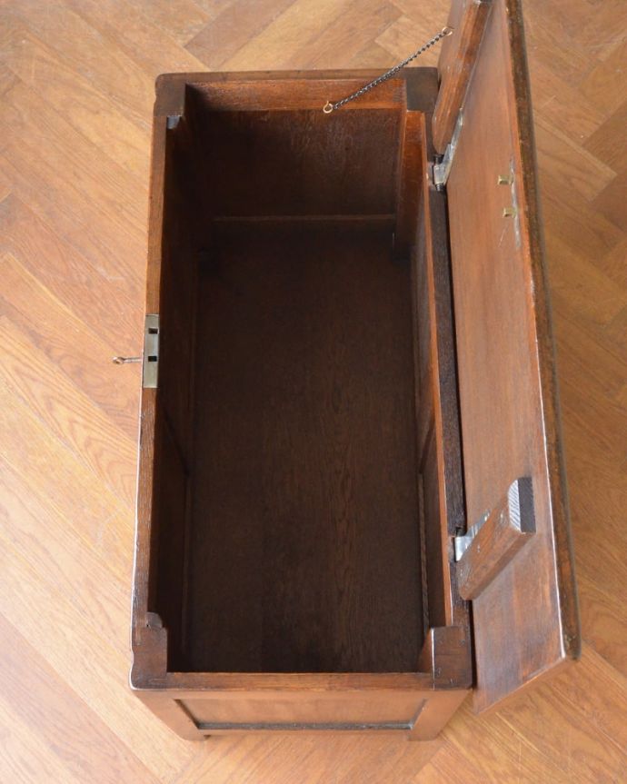 ブランケットボックス・収納ボックス　アンティーク家具　ブランケットボックス　フタを開くと･･･本やクッション、ブランケットなど、リビングで散らかっているものをたっぷり収納できます。(q-2183-f)