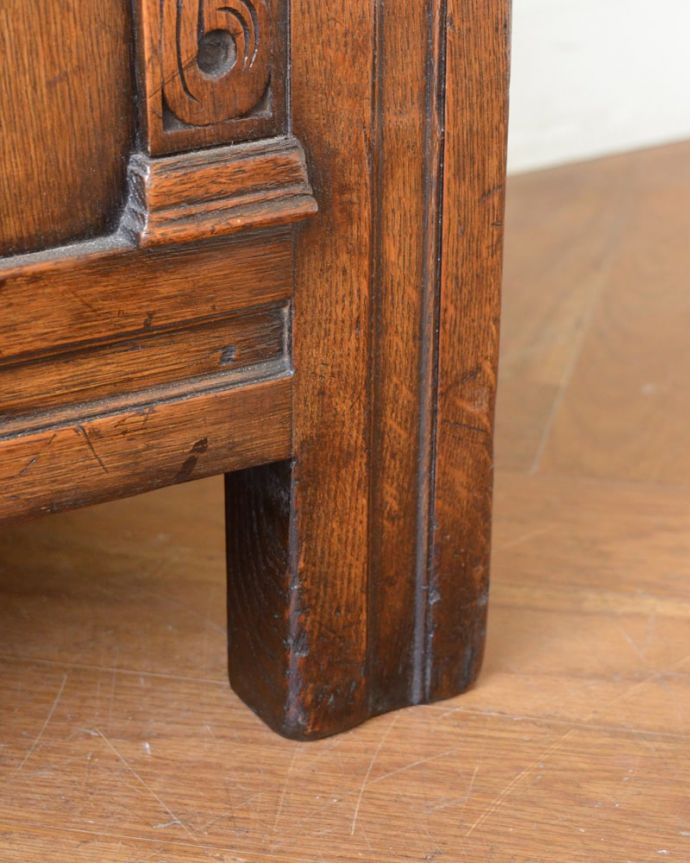 ブランケットボックス・収納ボックス　アンティーク家具　ブランケットボックス　女性1人でラクラク運べちゃう仕掛けHandleのアンティークは、脚の裏にフェルトキーパーをお付けしています。(q-2183-f)