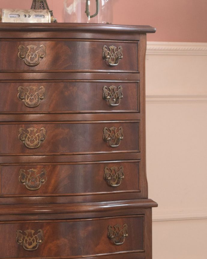 アンティークのチェスト アンティーク家具 イギリスから届いたベッドサイドチェスト、アンティークのチェストオンチェスト。木目で勝負!アンティークだから手に入る素材のよさシンプルなデザインなのに惹きつけられちゃう一番の魅力は、やはり使われている素材。(q-2184-f)