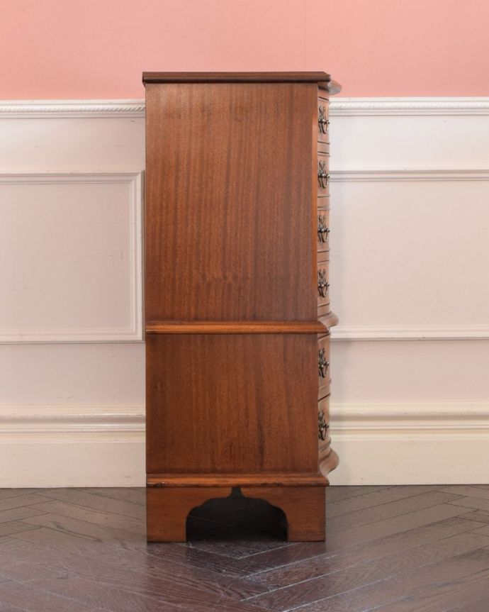 アンティークのチェスト アンティーク家具 イギリスから届いたベッドサイドチェスト、アンティークのチェストオンチェスト。横から見てもキレイですもちろん、横顔だってキレイ!どこから見ても絵になります。(q-2184-f)