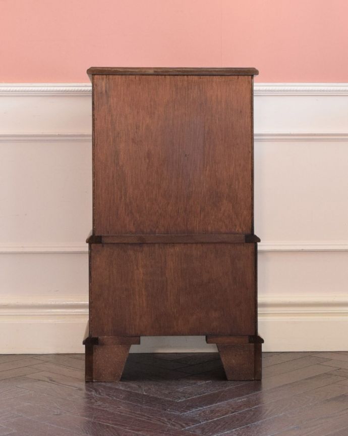 アンティークのチェスト アンティーク家具 イギリスから届いたベッドサイドチェスト、アンティークのチェストオンチェスト。後ろ姿も見て下さいアンティークは新品ではないので、もちろん経年変化によるキズはありますが、専門の職人が修復しました。(q-2184-f)