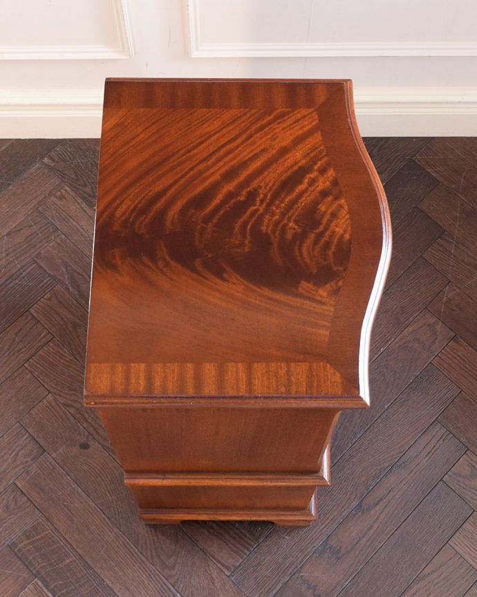 アンティークのチェスト アンティーク家具 イギリスから届いたベッドサイドチェスト、アンティークのチェストオンチェスト。ピカピカに仕上げましたベッドやソファの横でモノを置いて使えるように、修復する時、天板の塗装もキレイに仕上げました。(q-2184-f)