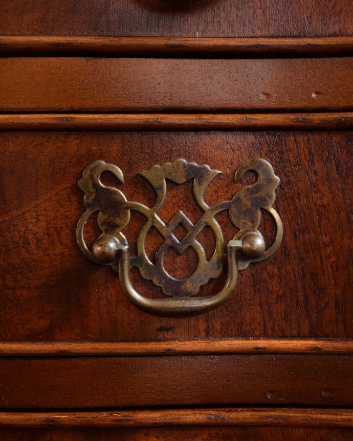 アンティークのチェスト アンティーク家具 イギリスから届いたベッドサイドチェスト、アンティークのチェストオンチェスト。アンティークらしい取っ手取っ手のデザインまで高級感があるアンティーク家具。(q-2184-f)