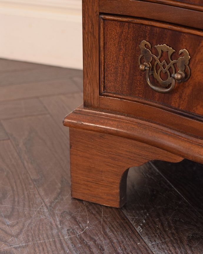 アンティークのチェスト アンティーク家具 イギリスから届いたベッドサイドチェスト、アンティークのチェストオンチェスト。女性1人でラクラク運べちゃう仕掛けHandleのアンティーク家具は、脚の裏にフェルトキーパーをお付けしています。(q-2184-f)