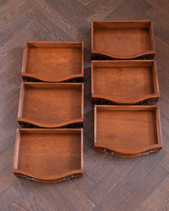 アンティークのチェスト アンティーク家具 イギリスから届いたベッドサイドチェスト、アンティークのチェストオンチェスト。引き出しの中もとってもキレイですチェストで一番気になるのはやはり引き出しの中。(q-2184-f)