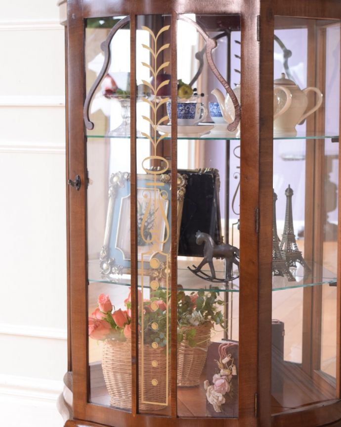 アンティークのキャビネット　アンティーク家具　キャビネット　ガラス越しに中をのぞいてみると･･･光りが入るとミラーに反射してキラッと輝くから、中に入れたものにまるでスポットライトが当たっているように見えちゃうんです。(q-2186-f)