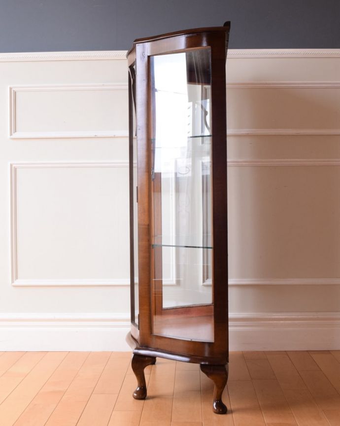 アンティークのキャビネット　アンティーク家具　キャビネット。サイドからもたっぷりの光背板の部分以外は全てガラス。(q-2186-f)