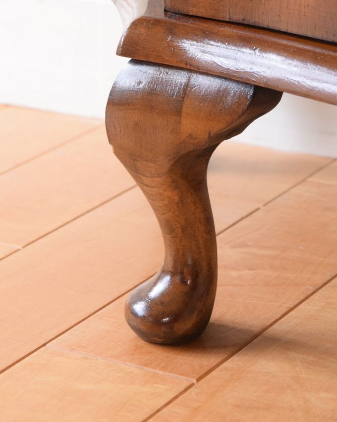 アンティークのキャビネット　アンティーク家具　キャビネット。女性１人でもラクに運べちゃうヒミツHandleのアンティークは、脚の裏にフェルトキーパーをお付けしているので、床を滑らせれば女性でも移動がカンタンに出来ます！。(q-2186-f)