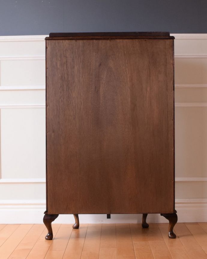 アンティークのキャビネット　アンティーク家具　キャビネット。キレイに修復しました！アンティークは新品ではないので、経年変化によるキズはありますが、専門の職人がキレイにお直しをしているので、後ろ姿もキレイです。(q-2186-f)