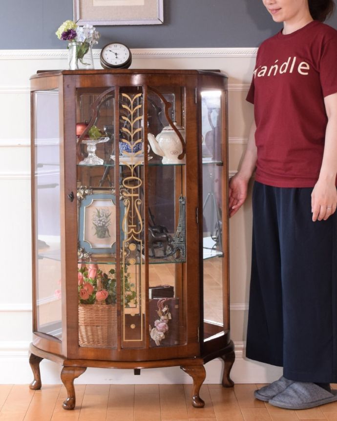アンティークのキャビネット　アンティーク家具　キャビネット　キラキラな毎日が過ごせるガラスのキャビネット背中がミラーになっているガラスのキャビネットは、光が入るたびに鏡に反射して中に入っているものをキラキラ輝かせてくれます。(q-2186-f)