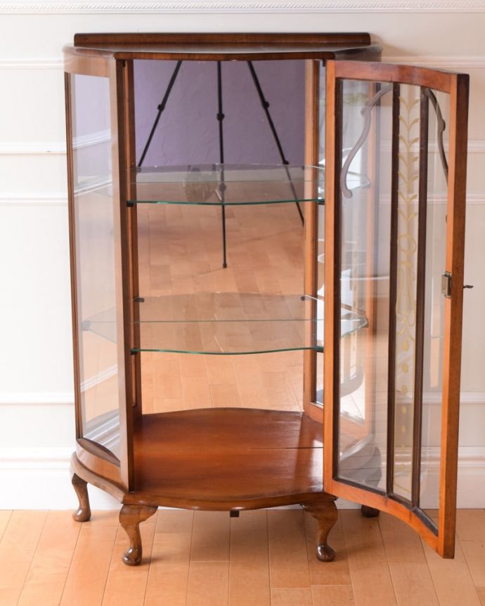 アンティークのキャビネット　アンティーク家具　キャビネット　ミラーの効果で、なんだか大きく見えます背板の鏡にキャビネット自身が映し出されて、大きな形のキャビネットに見えちゃうんです。(q-2186-f)