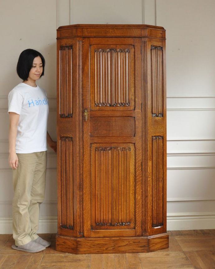 英国アンティークのワードローブ