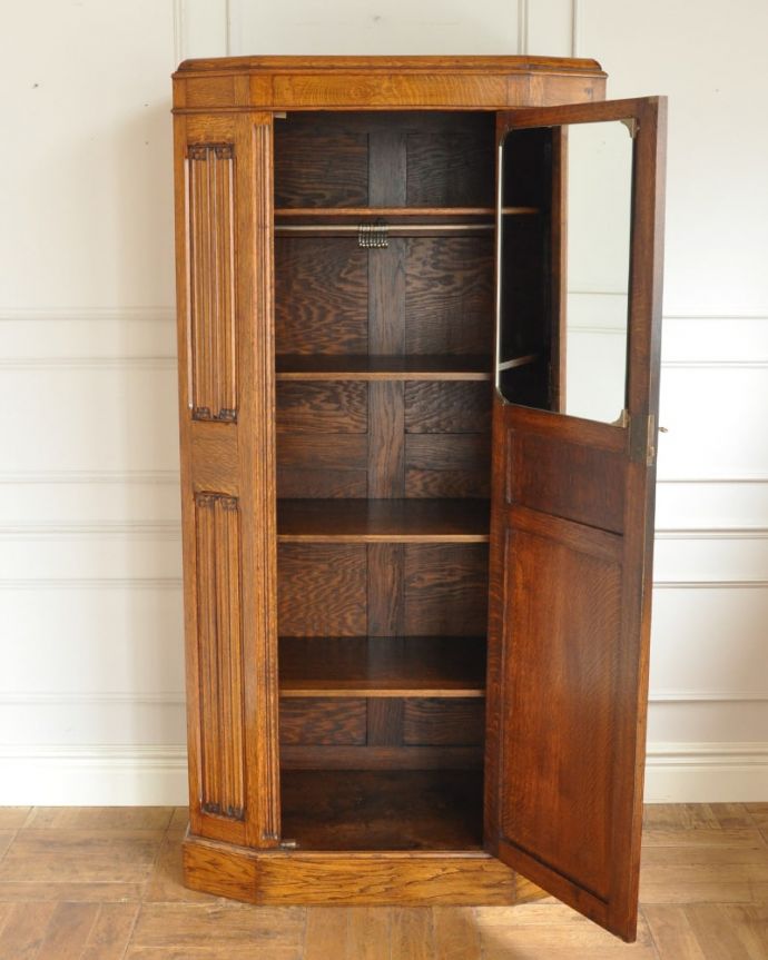 ワードローブの扉の中