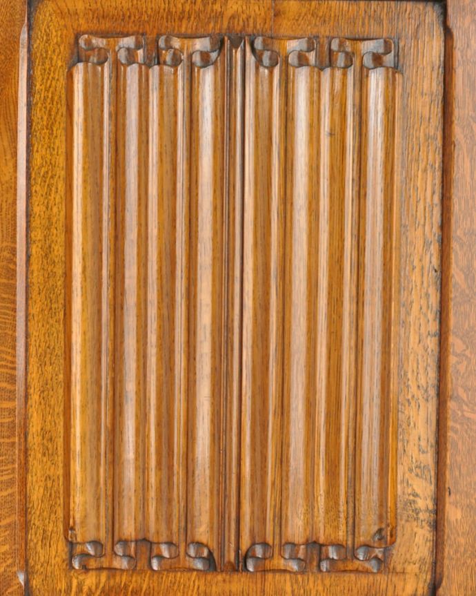 アンティークワードローブの彫