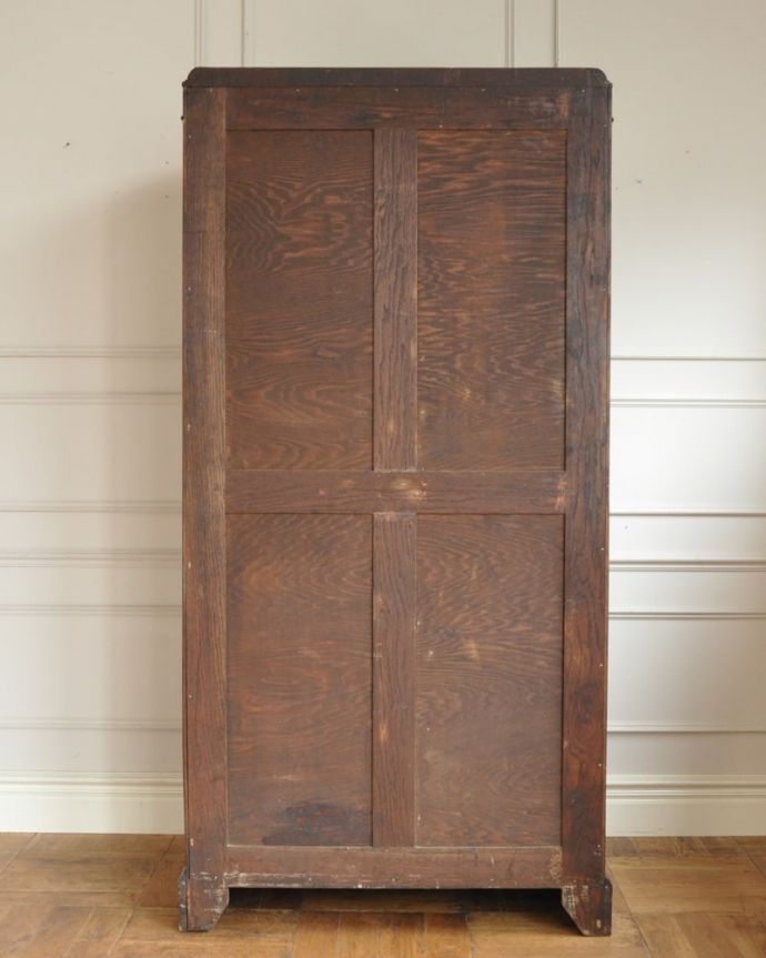 ワードローブの後ろ姿