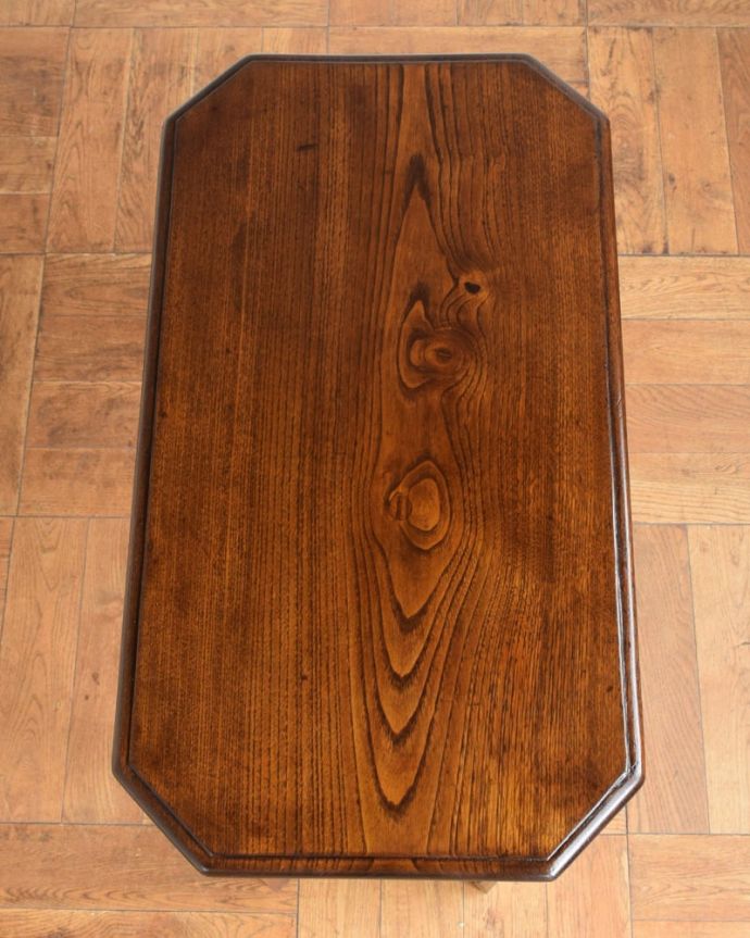 アンティークのテーブル　アンティーク家具　コーヒーテーブル　天板を上から見ると･･･コーヒーテーブルの天板は毎日使う場所だから、しっかり修復しました。(q-2188-f)