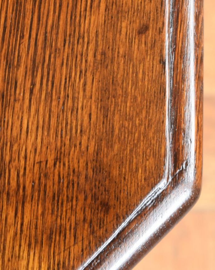 アンティークのテーブル　アンティーク家具　コーヒーテーブル　近づいて見てみると･･･アンティークはもちろん新品ではないので小さなキズや汚れはありますが、キレイにお直ししたので満足して頂ける自信があります！。(q-2188-f)